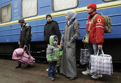 Una familia de tártaros de Crimea desembarcando de un tren al llegar de Simferópol, en Crimea, a la ciudad de Leópolis, en el oeste de Ucrania.