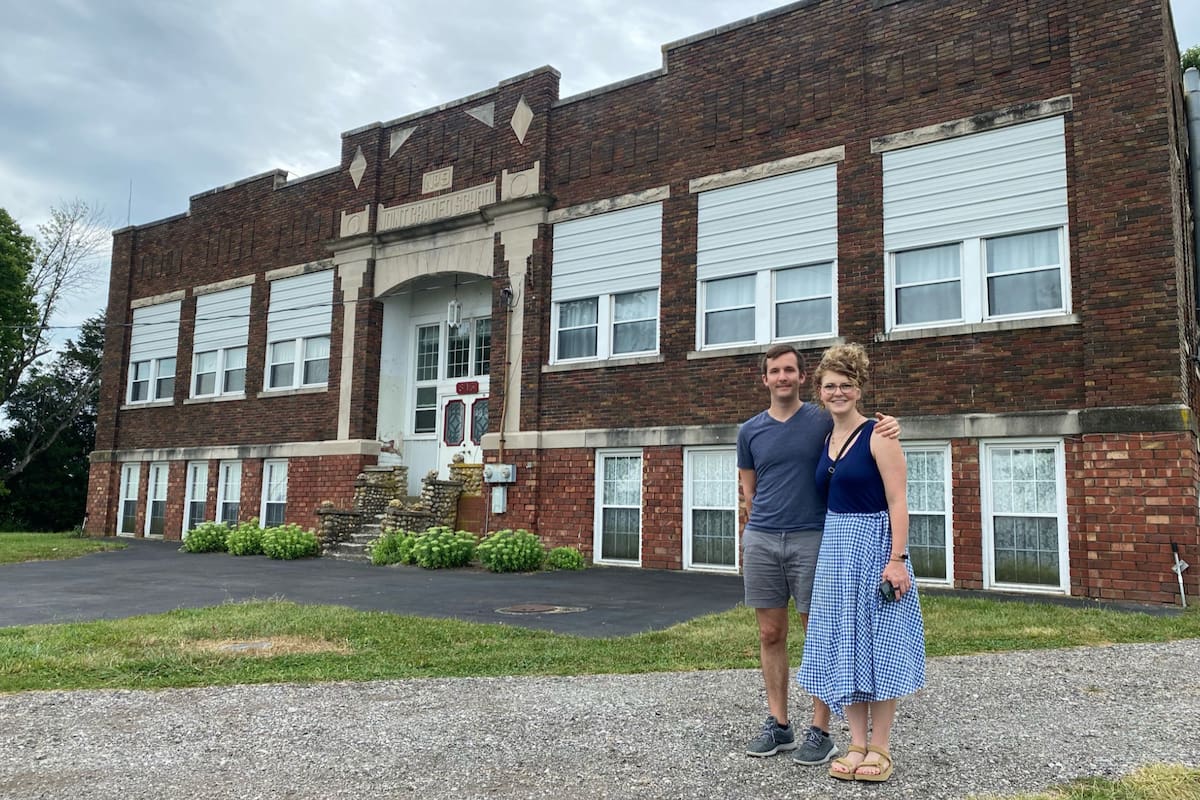 Una familia decidió volver a su ciudad natal en Indiana y compró una escuela para remodelar; el edificio sirvió como vivienda desde 1956