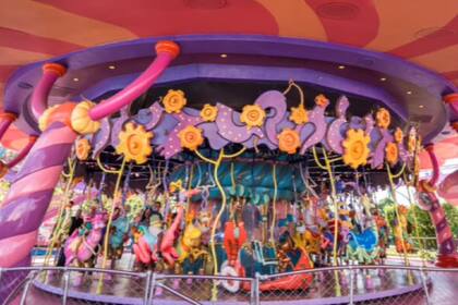 Una familia demandó a Universal Orlando luego de que una mujer supuestamente cayera de una de las atracciones: Carro-Seuss-El.