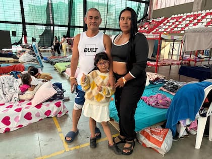 Una familia desplazada en un refugio improvisado tras perder su casa por el sismo en Colombia