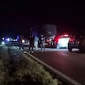 Una joven pareja y su bebé murieron cuando la moto en la que viajaban chocó contra una camioneta