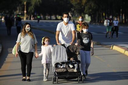 Una familia durante una salida recreativa en los bosques de Palermo, en mayo