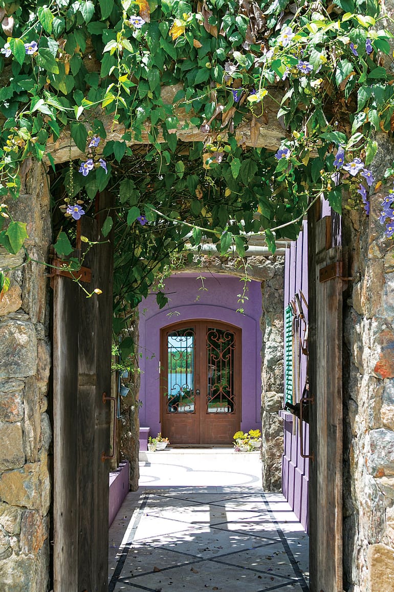 Una familia eligió mudarse dentro del mismo barrio cerrado en el que ya vivía, pero bajo el sol de un nuevo lote con vista al lago. Una casa que se destaca por sus detalles de estilo, una fachada lavanda y su patio interno con impronta verde.