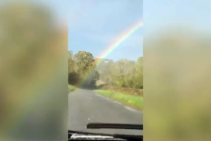 Una familia encuentra el final del arcoíris y graba el emocionante momento