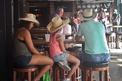 Una familia escucha música en vivo en Beale Street, Memphis