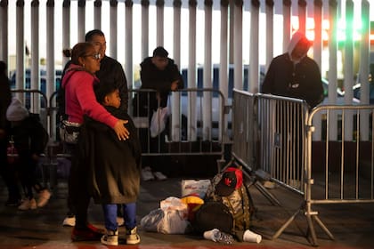 Una familia espera información en El Chaparral, en Tijuana