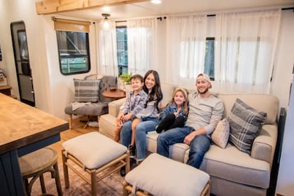 Una familia estadounidense decidió mudarse a un motorhome para ahorrar dinero y convirtió el vehículo en una casa soñada