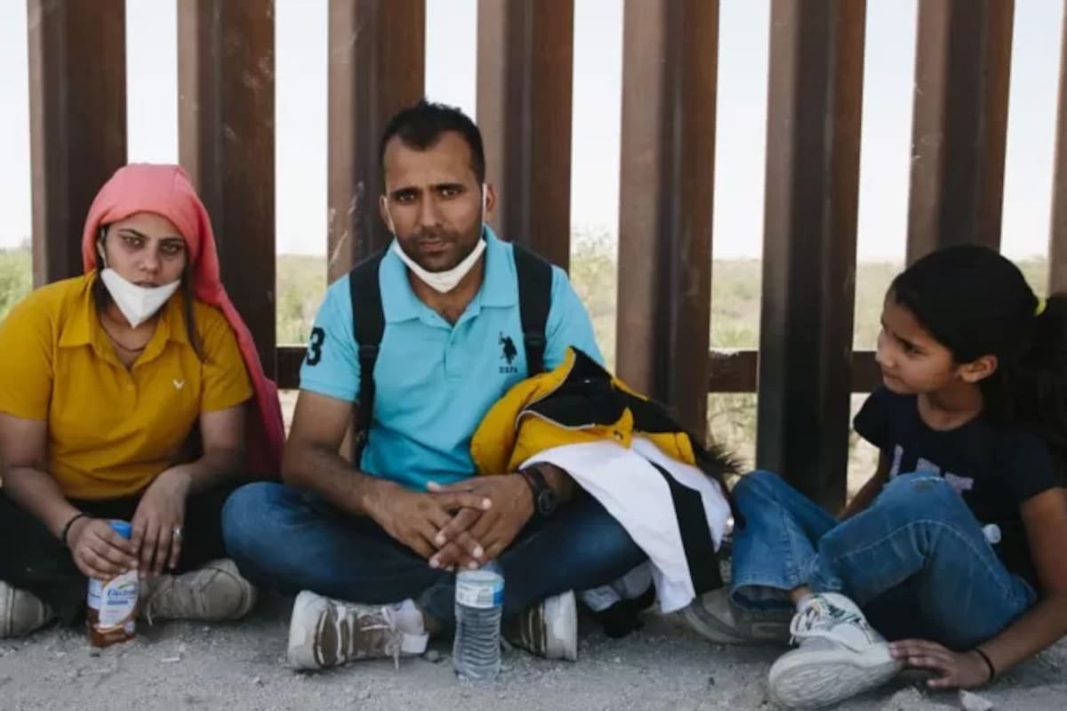 Una familia india aspira a solicitar asilo político en EE.UU. tras cruzar desde México al estado de Arizona