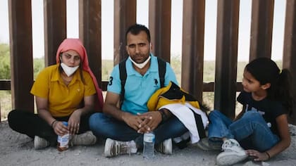 Una familia india aspira a solicitar asilo político en EE.UU. tras cruzar desde México al estado de Arizona