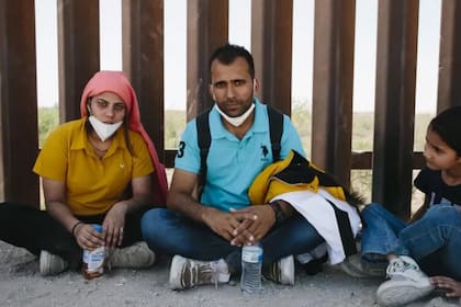 Una familia india aspira a solicitar asilo político en EE.UU. tras cruzar desde México al estado de Arizona
