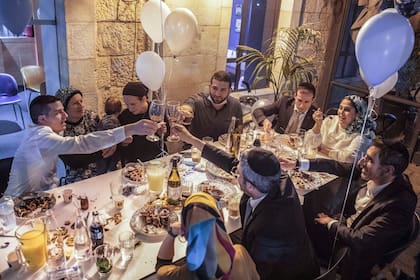 Una familia reunida en un restaurante en Jerusalén el 21 de marzo de 2021