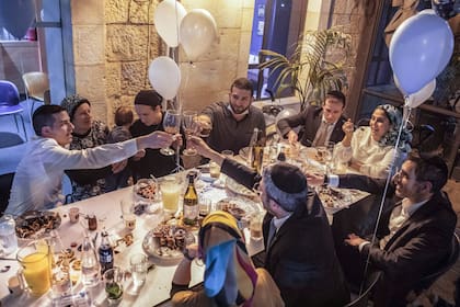 Una familia reunida en un restaurante en Jerusalén el 21 de marzo de 2021