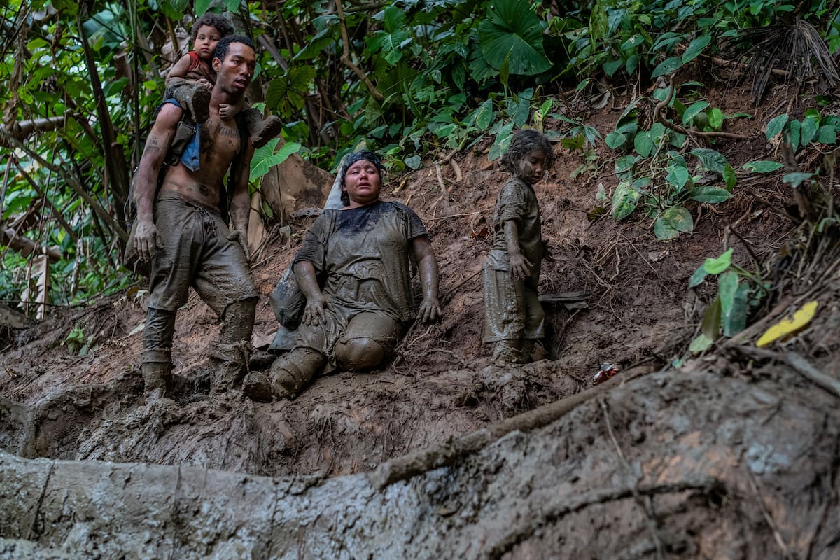 Una familia se arriesga al cruce en la selva del Darién. (Federico Rios/The New York Times)