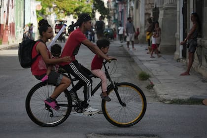 Una familia se traslada en bicicleta durante un apagón en La Habana