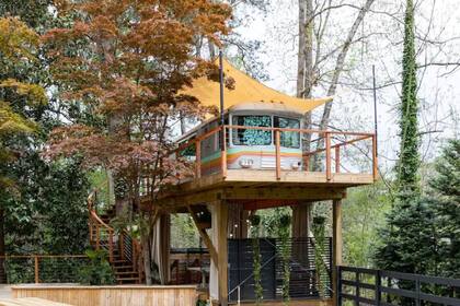 Una familia tiene en Airbnb una casa del árbol construida dentro de un bus