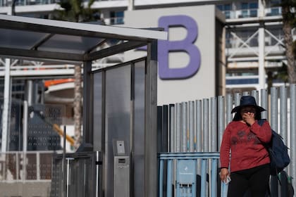 Una familiar de uno de los pasajeros del buque MSC Armonía retenido en el Puerto de Barcelona, el 4 de abril de 2024