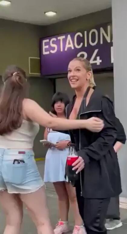 Una fan frenó a Carina Zampini para tomarse una foto y la actriz se chocó con ella y perdió su botella de gaseosa