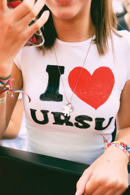 Una fan le declaró su amor a Úrsula con la remera.