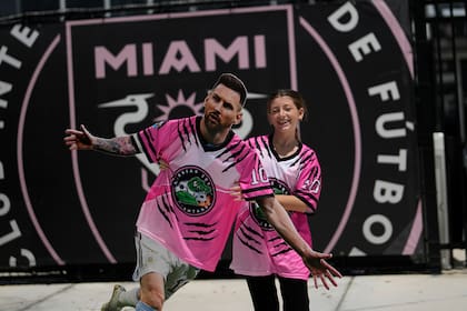 Una fanática de Messi, con una gigantografía del jugador, en Miami