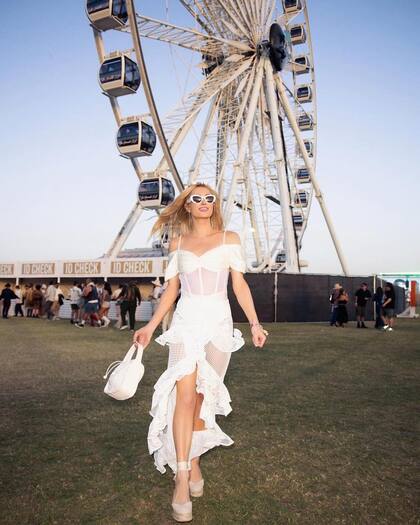Una fanática más. Paris Hilton en el club de polo de Indio, California, donde se realiza Coachella. La empresaria y madre de dos hijos aprovechó la nueva edición para volver a "salir de fiesta", tal sus palabras, algo que no hacía desde mucho antes del nacimiento de su segunda hija, London, en noviembre pasado