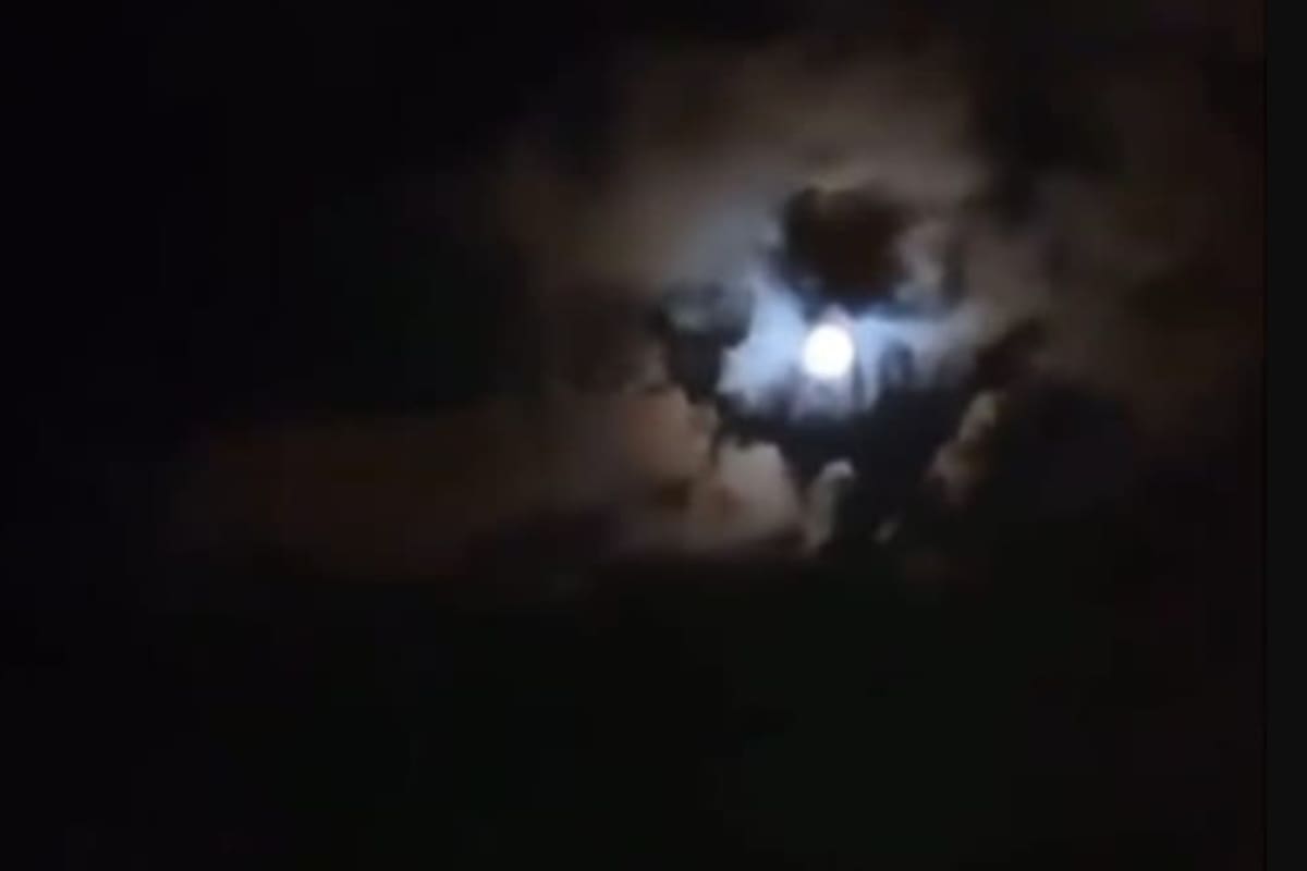 Una fanática se puso a grabar la luna y las nubes parecen dibujar la mítica imagen de Diego Maradona con el 10 en la espalda.