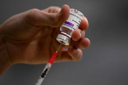 Una farmacéutica prepara una jeringa con una dosis de la vacuna contra el Covid-19 desarrollada por AstraZeneca y la Universidad de Oxford, durante los preparativos para la vacunación masiva en Amberes, Bélgica (AP Foto/Virginia Mayo, archivo)