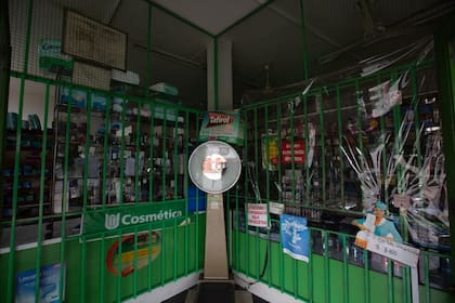 Una farmacia sin luz en el barrio de Flores