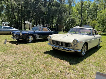 Una Ferrari 250 GTE de 1963 a la derecha y un Maserati 3500 GT a de 1963 a la izquierda
