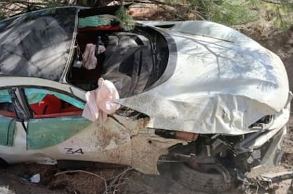 Una Ferrari que formaba parte de una exclusiva caravana internacional volcó en la Ruta de los Siete Lagos, provincia de Neuquén