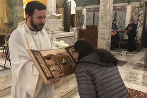 Una fiel venera reliquias de beatos riojanos; esta tarde comenzó la visita ad límina del tercer y último grupo de obispos del NOA, Centro, Cuyo y Patagonia