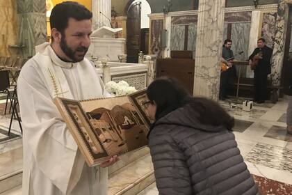 Una fiel venera reliquias de beatos riojanos; esta tarde comenzó la visita ad límina del tercer y último grupo de obispos del NOA, Centro, Cuyo y Patagonia