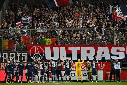 Una fiesta en París, con estadios llenos: los jugadores del PSG festejan con su hinchada luego de ganar