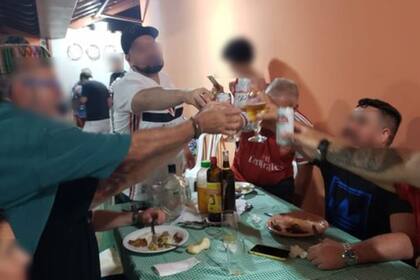 Después de la fiesta la familia comenzó a presentar síntomas semejantes a los del covid-19.