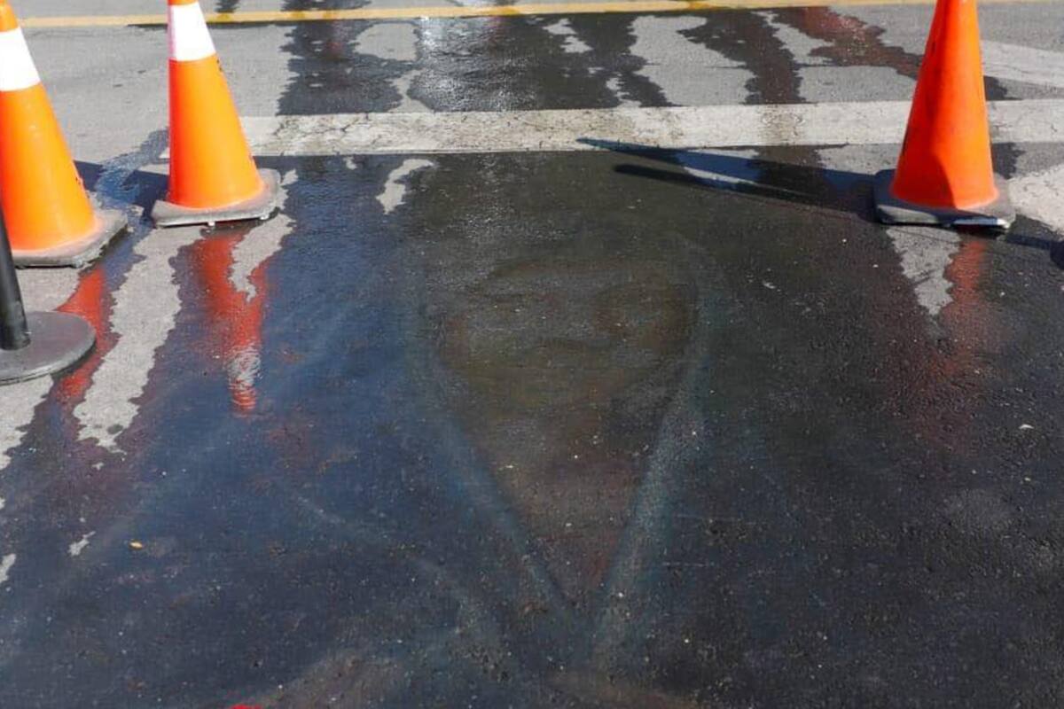 Una figura de la virgen que fue pintada hace 13 años volvió a aparecer en un charco de agua (Facebook)