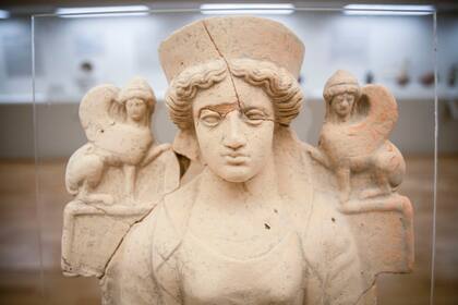 Una figura en terracota de una divinidad femenina, entre los restos de "la París del mundo antiguo" exhibidos en el Museo Nacional de Bellas Artes