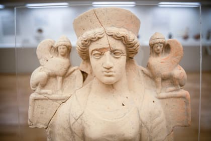 Una figura en terracota de una divinidad femenina, entre los restos de "la París del mundo antiguo"