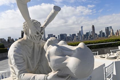 Una figura humana sostiene la réplica de una cabeza de hipopótamo que la colección del MET archivó como “Egipto, 1390-1352 A.C.”