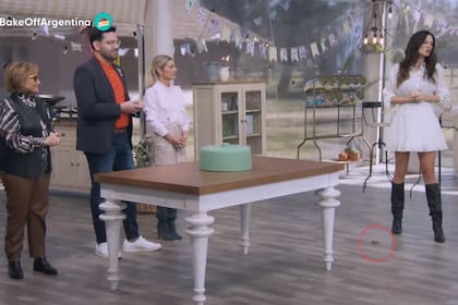 Una figura que se infiltró en el segundo programa de Bake Off despertó la curiosidad de los espectadores y surgió una desagradable versión