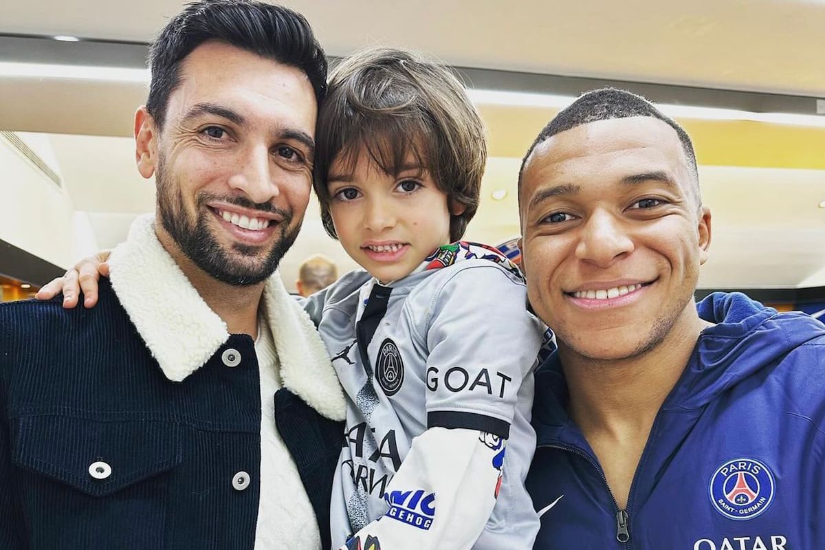Una 'figurita difícil' para el álbum de Santiago, el hijo de Pastore: Mbappé, excompañero en PSG y amigo de su padre, que también jugó con Neymar, Ibrahimovic, Cavani, Beckham, lógicamente Messi, y muchos más