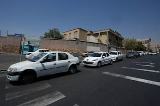Las filas para gasolina crecen en Irán, pero no hay señales de que ceda ante sanciones de EE.UU.