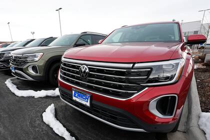 Una fila de camionetas Atlas 2024 sin vender en una agencia Volkswagen, el domingo 17 de marzo de 2024, en Denver. (AP Foto/David Zalubowski)