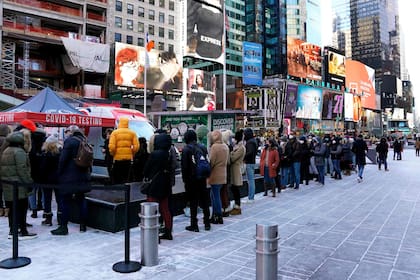 Una fila de espera para testeos de Covid en Times Square, Nueva York