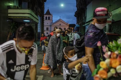 Una fila de indigentes aguarda su turno para recibir sándwiches y sopa de caridad en la ciudad de San Pablo