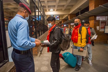 Una fila de salida en el aeropuerto internacional de Katmandú, donde miles de nepalíes parten cada día para trabajar en el extranjero, el 18 de octubre de 2022.