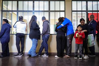 Una fila esperando a votar en la Escuela Delpini de Lugano, frente a la villa 20