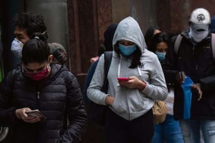 Una fila para el cobro de seguro de desempleo, ayer, en Santiago,145x151mm