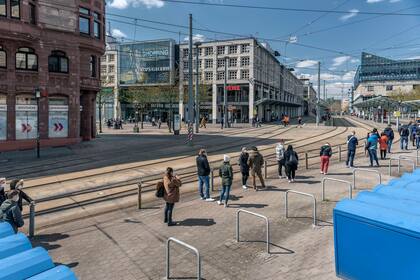 Una fila para el teste de coronavirus en Alemania (Laetitia Vancon/The New York Times)
