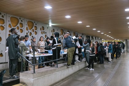 Una fila para obtener una comida gratuita en una estación de tren de la ciudad de Orleans