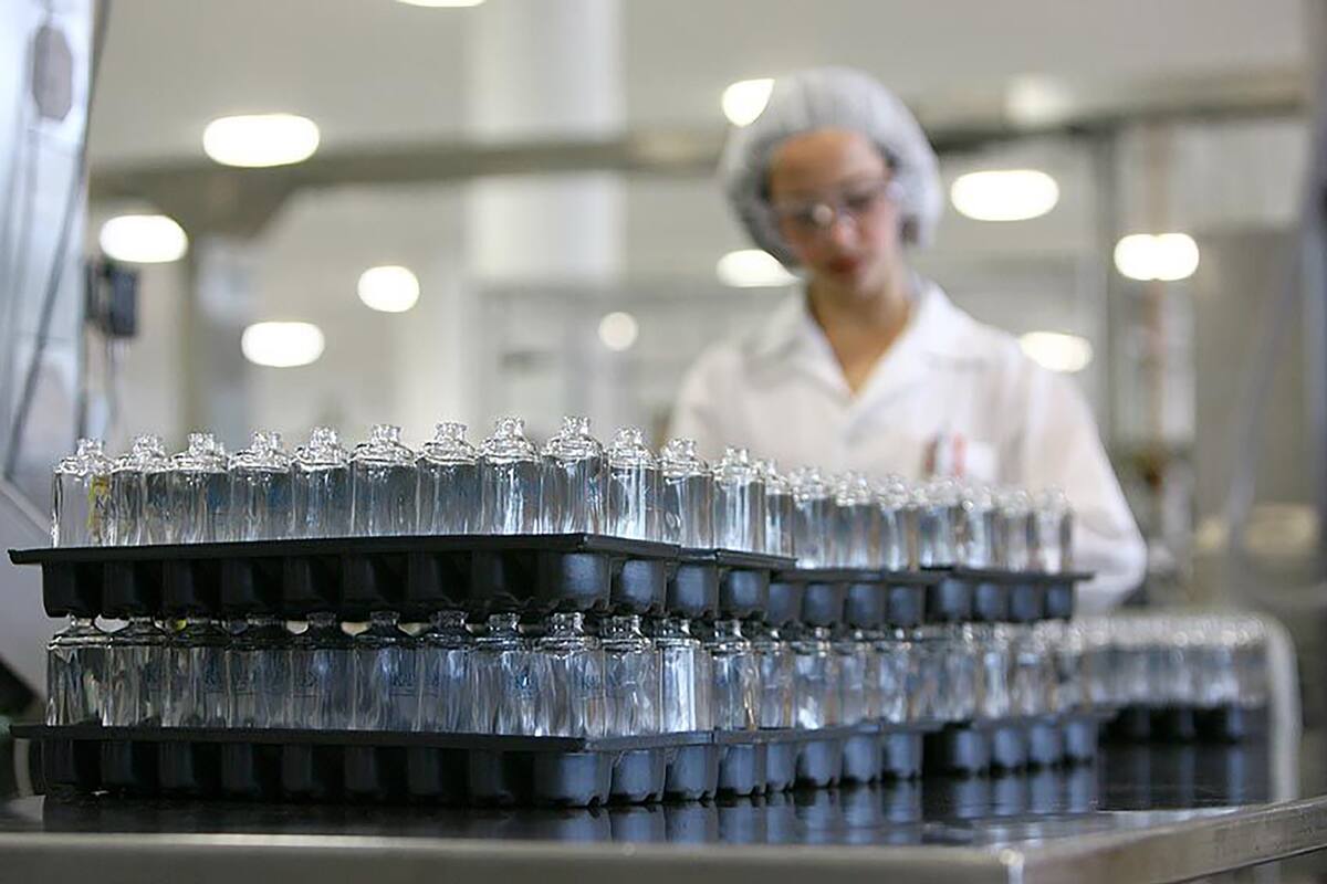 Una firma de cosmética destina recursos a fabricar alcohol en gel, una marca de diseño de Palermo se pone a producir barbijos, una experta en moldes enseña a hacerlos en casa, una firma de jeans pasa música, un creador comparte experiencias y arma grupo