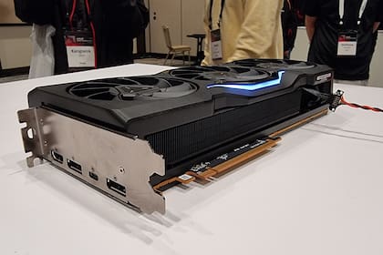 Una flamante Radeon RX 7900XTX  durante la presentación en Las Vegas